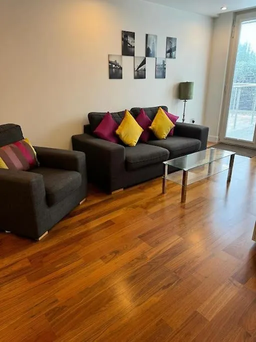 Modern Apt Cardiff City Centre - Prime Location 0*,